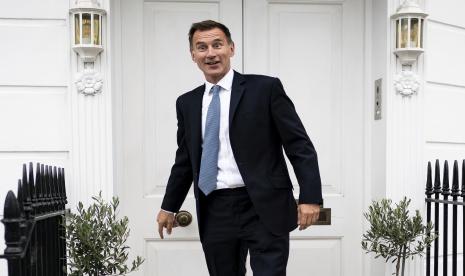  Jeremy Hunt meninggalkan rumahnya di London setelah ia diangkat sebagai Menteri Keuangan Inggris. Inggris tengah bekerja keras guna menghindari atau meminimalkan efek negatif akibat kekacauan yang melanda cabang Silicon Valley Bank (SVB) di Inggris.