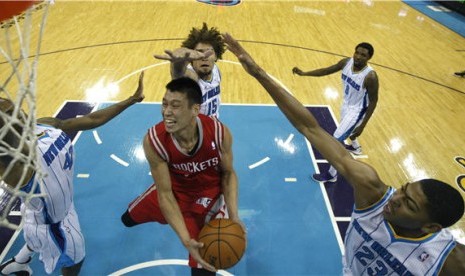 Jeremy Lin (tengah)