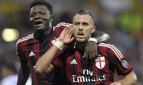 Jeremy Menez (kanan( merayakan golnya ke gawang Parma bersama Sulley Muntari.