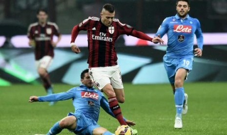 Jeremy Menez melewati pemain Napoli.