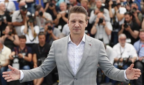 Aktor Hawkeye Jeremy Renner. Menurut perwakilannya, Renner dalam kondisi kritis tetapi stabil setelah mengalami cedera akibat kecelakaan saat membajak salju pada Ahad (1/1/2023).