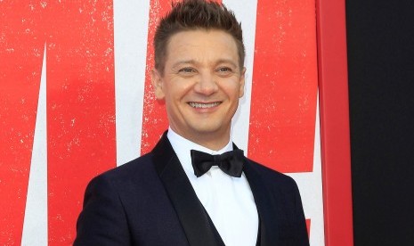 Aktor Hawkeye Jeremy Renner. Menurut perwakilannya, Renner dalam kondisi kritis tetapi stabil setelah mengalami cedera akibat kecelakaan saat membajak salju pada Ahad (1/1/2023).