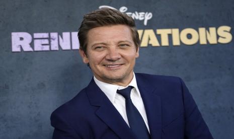  Jeremy Renner, pembawa acara sekaligus produser eksekutif Rennervations, berpose di ajang pemutaran perdana seri dokumenter Disney+  pada Selasa (11/4/2023) di Westwood Regency Village Theatre, Los Angeles, AS. Ini merupakan penampilan publik pertama Renner sejak kecelakaan parah yang menimpanya pada 1 Januari 2023. 