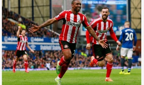 Jermain Defoe (tengah) merayakan golnya.