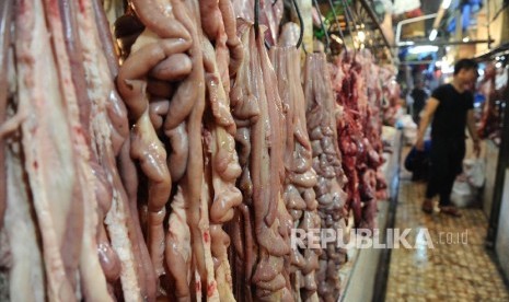  Jeroan sapi diawarkan disalah satu pasar tradisional, Jakarta, Ahad (17/7). (Republika/Tahta Aidilla) 