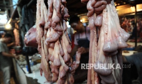 Jeroan sapi diawarkan disalah satu pasar tradisional, Jakarta, Ahad (17/7). (Republika/Tahta Aidilla)