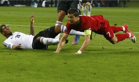  Jerome Boateng (kiri), bek timnas Jerman, terlibat duel fisik dengan winger Portugal, Cristiano Ronaldo, di laga Grup B Piala Eropa 2012 di Lviv, Ukraina, Sabtu (9/6). 