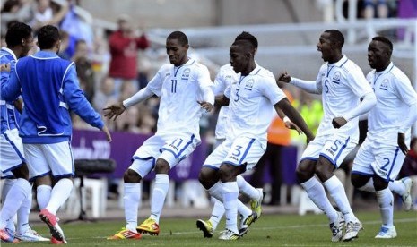 Jerry Bengtson (tiga kiri), pemain timnas Honduras, melakukan selebrasi usai menjebol gawang Spanyol di laga Grup D cabang sepakbola putra Olimpiade 2012 di Stadion St James Park, Newcastle, Ahad (29/7). 