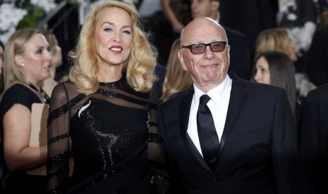 Jerry Hall dan Rupert Murdoch saat tampil di acara Golden Globe Awards.