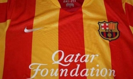 Jersey Barcelona bercorak warna bendera Catalan. 