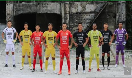 Jersey baru Semen Padang FC. Semen Padang bersiap mengarungi kompetisi Liga 2 Indonesia.