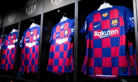 Jersey kandang baru Barcelona.