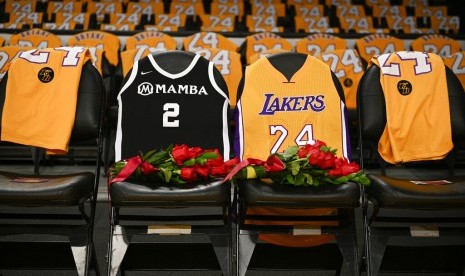 Jersey mendiang pemain LA Lakers, Kobe Bryant (kanan), disandingkan dengan jersey putrinya Gianna, di bangku Staples Center. Kobe dan putrinya sudah dimakamkan secara tertutup pada 7 Februari 2020.