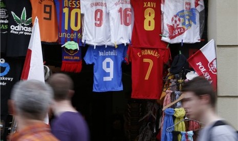 Jersey pemain Piala Eropa 2012 dijajakan di sebuah toko di Krakow, Polandia, Kamis (7/6).