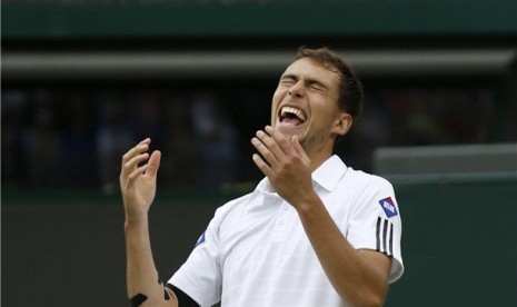 Jerzy Janowicz, petenis asal Polandia, meluapkan kegembiraannya usai mengalahkan rekan senegaranya, Lukasz Kubot, dalam perempat final Wimbledon di London, Inggris, Rabu (3/7). 