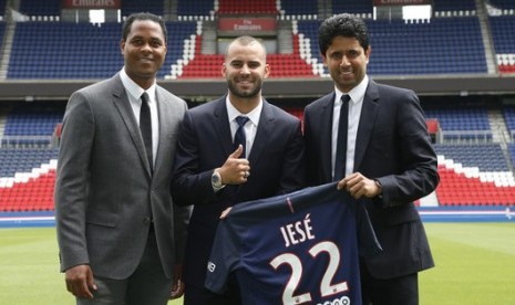 Jese (tengah) diapit Presiden PSG Nasser Al Khelaifi (kanan) dan Direktur Olahraga PSG Patrick Kluivert