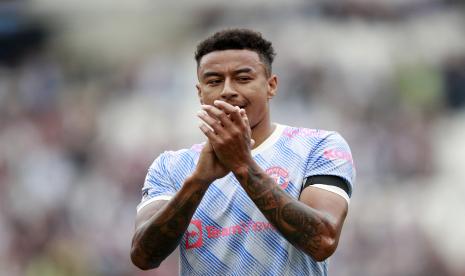 Jesse Lingard dari Manchester United bertepuk tangan setelah pertandingan sepak bola Liga Premier Inggris antara West Ham United dan Manchester United di Stadion London di London, Inggris, Minggu, 19 September 2021. Manchester United menang 2-1.