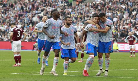 Jesse Lindgard dari Manchester United, kedua dari kiri, bereaksi dengan rekan setimnya setelah mencetak gol kedua timnya selama pertandingan sepak bola Liga Premier Inggris antara West Ham United dan Manchester United di Stadion London di London, Inggris, Minggu, 19 September 2021.