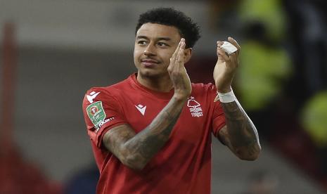 Jesse Lingard dari Nottingham Forest bertepuk tangan usai pertandingan sepak bola putaran ketiga Piala EFL antara Nottingham Forest dan Tottenham Hotspur di stadion City Ground di Nottingham, Inggris, Rabu, 9 November 2022. 