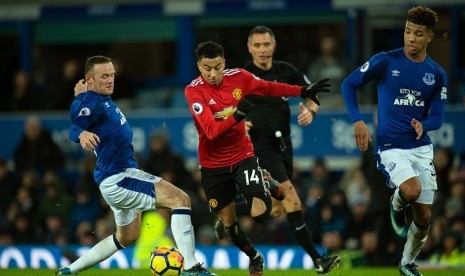 Jesse Lingard (merah), pencetak gol kedua Manchester United saat mengalahkan Everton 2-0 di Goodison Park, Selasa (2/1) dini hari WIB.