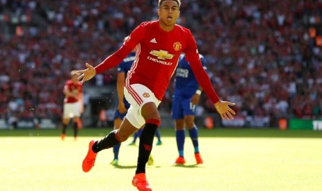 Jesse Lingard merayakan golnya ke gawang Leicester City.