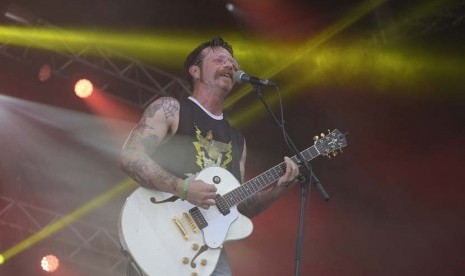 Jesse 'The Devil' Hughes, vokalis band Eagles Of Death Metal. 