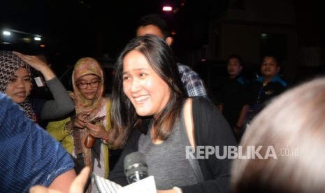 Jessica Kumala Wongso (27 tahun), teman Mirna, korban yang tewas minum kopi beracun usai menjalani pemeriksaan sebagai saksi di Krimum Polda Metro Jaya, Jakarta, Selasa (19/1) malam. (Republika/Yasin Habibi)