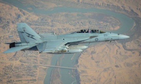 Jet F/A-18F Super Hornet milik Angkatan Udara Australia terbang di atas wilayah Rawah, Irak.