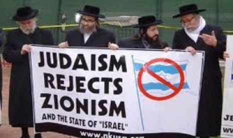 Aktivis Yahudi melakukan aksi anti Zionist Israel di London, Inggris.