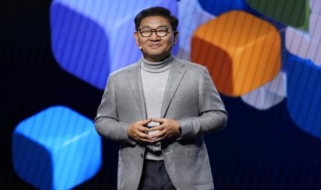 JH Han, wakil ketua, CEO dan kepala Divisi Device eXperience di Samsung Electronics, berbicara selama konferensi pers Samsung sebelum dimulainya acara teknologi CES Rabu, 4 Januari 2023, di Las Vegas.