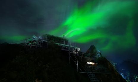 Jhody Agus Setiawan, fotografer yang berhasil mengabadikan momen fenomena langit mirip aurora menggunakan kamera INFINIX ZERO X di Tumpeng Menoreh, Yogyakarta.