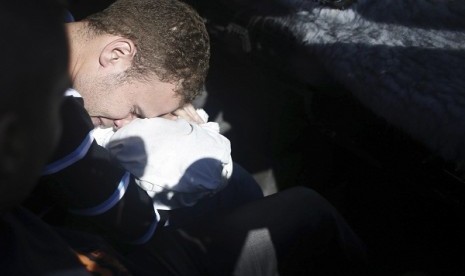 Jihad al-Masharawi, a Palestinian employee of BBC Arabic in Gaza, mourns over the body of his 11-month-old son Omar, who according to hospital officials was killed by an Israeli air strike in Gaza City November 15, 2012.