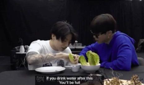 Jimin (kanan) dan Jungkook (kiri) BTS. Jimin dan Jungkook akan memulai wamil pada waktu yang bersamaan, Selain wamil bareng, keduanya ternyata pernah melakukan diet bersama, tapi juga gagal bersama.