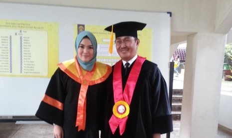 Jimly Asshiddiqie bersama putrinya saat wisuda di Universitas Indonesia.