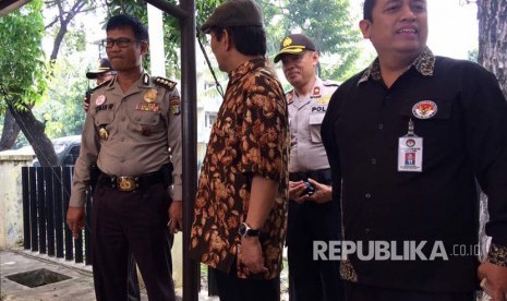 Jimly Asshiddiqie saat pantau truk-truk sembako yang diduga kiriman Anggota DPD Sukoharjo Fraksi PDIP, namun Kapolres Kalideres, Jakarta Barat, enggan berikan komentar.