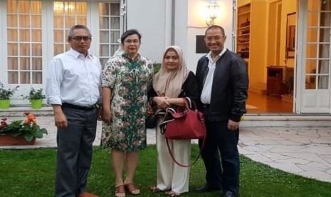 Jimmy Gani dan istri berpose di rumah kediaman Wakil Dubes RI untuk Prancis.