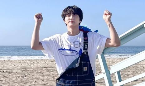 Jin BTS dalam video klip lagu Super Tuna. Menjelang Jin keluar wamil pada 12 Juni, lagu Super Tuna kembali melejit di iTunes.