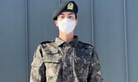 Jin BTS membagikan fotonya saat mengenakan seragam militer (ilustrasi). Jin BTS kini sedang menjalani wajib militer.