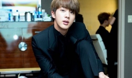 Jin dari kelompok musik Korea, BTS.