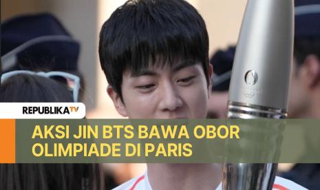 Jin, salah satu member grup K-pop BTS, bertugas membawa obor Olimpiade di area Museum Louvre Paris, pada Ahad (14/7).