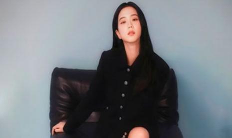 Jisoo Blackpink mengajarkan Erling Haaland gerakan tangan tarian lagu Flower.