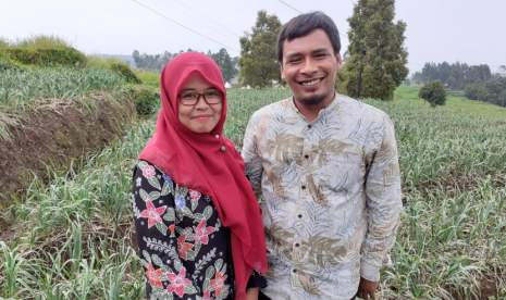 Jitranto dan istri, petani desa Tuwel Kecamatan Bojong yang sempat merantau ke Jakarta menceritakan keputusannya untuk kembali ke Tegal menjadi petani bawang putih. 