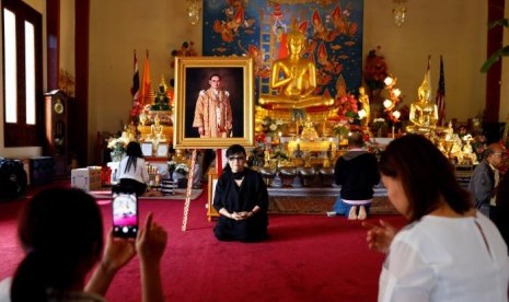 Jittra Khamsaart difoto saat warga Thailand mendoakan Raja Bhumibol Adulyadej yang mangkat di kuil Wat Thai, Los Angeles, Kalifornia, AS, 13 Oktober 2016.