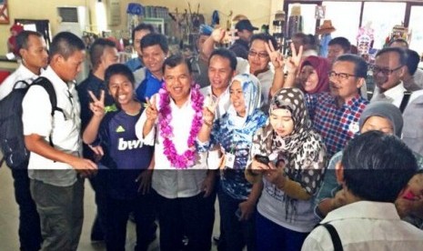 JK berfoto bersama di Bandara Iskandar, Pangkalan Bun.