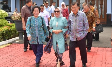 JK Jenguk Ani Yudhoyono: Wakil Presiden (Wapres) Jusuf Kalla didampingi istri, Mufidah Jusuf Kalla bertolak ke Singapura untuk menjenguk Ani Yudhoyono, istri presiden ke-6 RI Susilo Bambang Yudhoyono (SBY) yang sedang menjalani perawatan di Rumah Sakit National University Singapore, Ahad (3/3).