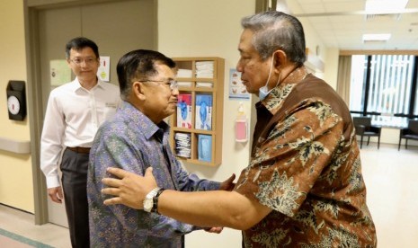 JK Jenguk Ani Yudhoyono: Wakil Presiden (Wapres) Jusuf Kalla saat menjenguk Ani Yudhoyono, istri Presiden ke-6 Susilo Bambang Yudhoyono (SBY) ketika masih dirawat di rumah sakit Nasional University Hospital Singapura (ilustrasi)