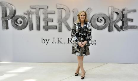 Penulis JK Rowling. Pengarang Harry Potter itu mengunggah cicitan terkait gender dan menuai protes. Namun, ia mengeklaim banyak juga yang mendukung pandangannya.