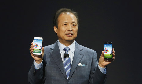  JK Shin, President and Head of IT and Mobile Communication Division Samsung, memegang Galaxy S4 jelang peluncurannya di the Radio City Music Hall di New York, 14 Maret 2013.