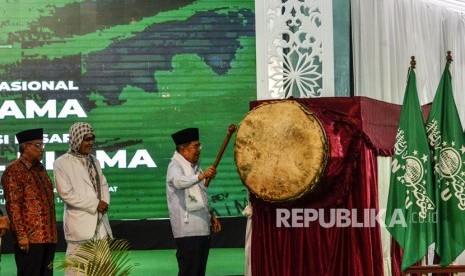 Ini Tiga Hal yang akan Dibahas di Muktamar NU. Foto ilustrasi: Jk Tutup Munas Alim Ulama Kombes NU. Wakil Presiden Jusuf Kalla memukul bedug disaksikan Ketua Umum PBNU KH Said Aqil Siroj (kiri) dan Rais Aam PBNU KH Miftahul Akhyar (tengah) pada penutupan Musyawarah Nasional (Munas) Alim Ulama dan Konferensi Besar (Konbes) Nahdlatul Ulama di Pondok Pesantren Miftahul Huda Al-Azhar Citangkolo, Kota Banjar, Jawa Barat, Jumat (1/3/2019). 