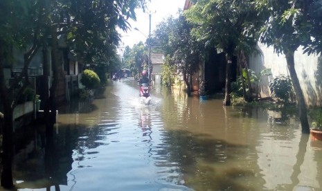 Jl alam raya, komplek Ciledug indah 1, kelurahan kedurenan kecamatan karang tegah, Kota Tangerang. Ketinggian banjir mencapai 40cm, Rabu (22/2). 